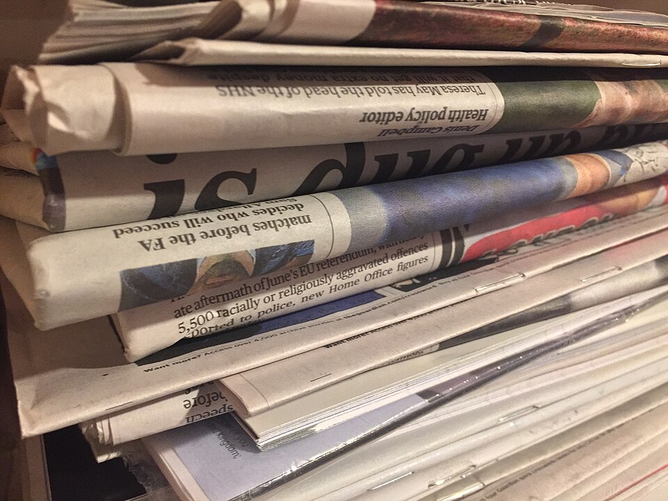By Howard Lake from Colchester, UK - Pile of newspapers, CC BY-SA 2.0, https://commons.wikimedia.org/w/index.php?curid=143556016